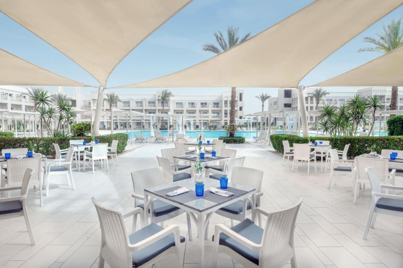Hotel Jaz Aquaviva Hurghada Esterno foto The resort's poolside restaurant
