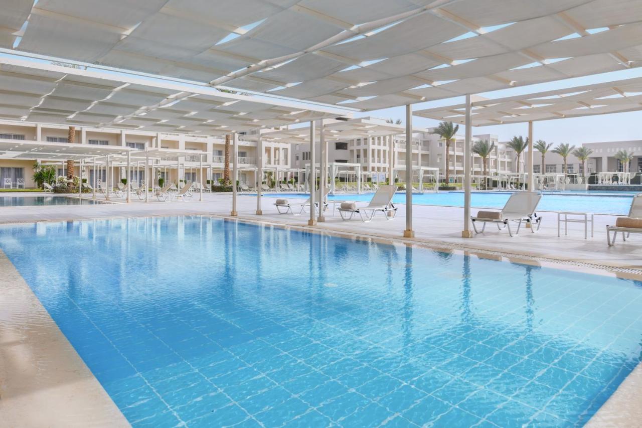 Hotel Jaz Aquaviva Hurghada Esterno foto The swimming pool at the Hilton Sharm El Sheikh