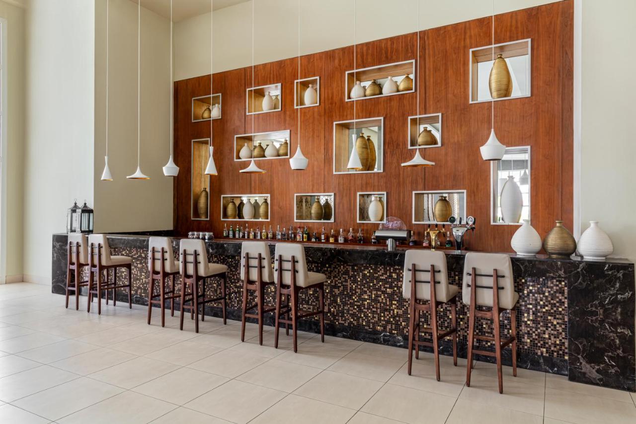Hotel Jaz Aquaviva Hurghada Esterno foto The bar at the hotel