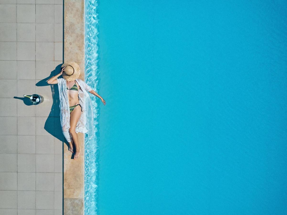 Hotel Jaz Aquaviva Hurghada Esterno foto Aerial view of a woman sunbathing