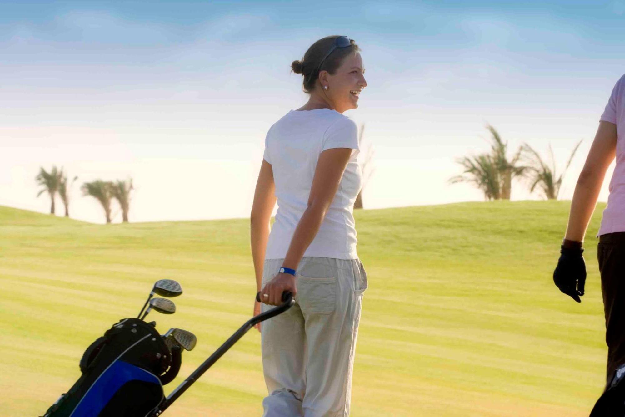 Hotel Jaz Aquaviva Hurghada Esterno foto Golfers on the course