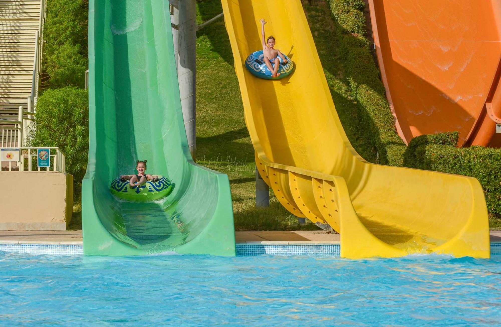 Hotel Jaz Aquaviva Hurghada Esterno foto Water slides at the water park